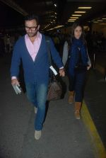 Saif Ali Khan, Kareena Kapoor off for a vacation in Airport on 25th Dec 2011 (9).JPG